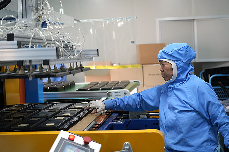 带机械手臂吸盘的液压裁切机