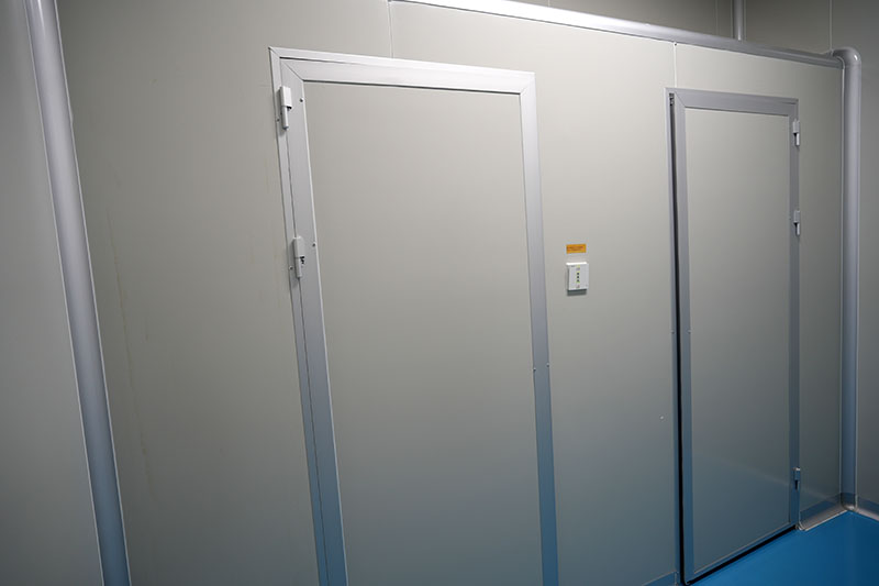 吸塑无尘车间外的衣服紫外线消毒室