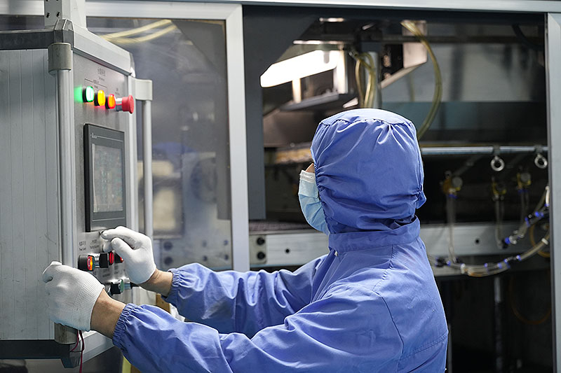 操作全自动吸塑机的工人